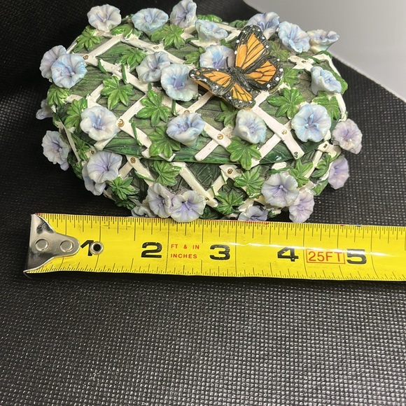 Butterfly on trellis of flowers Trinket dish with lid - Picture 12 of 14
